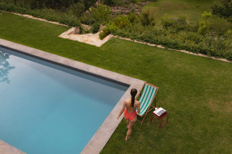 7 Pool Builder Tips for Maximizing Small Outdoor Spaces